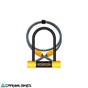 Especial para bicicletas y motos pequeñas nivel de seguridad 70 de 100, U-lock 90x140mm, grosor 13mm, el cable es de 120x10mm, material acero con enganche en ambos extremos, lo que aumenta su seguridad. • Sistema de cerradura x2 Double • Grillete endurecido con acero de 13 mm [0,51”] • Oferta de protección antirrobo • Cilindro Z resistente a tirones, forcejeos con ganzúa, perforaciones con tecnología BumpBlok™ y funda giratoria. • 5 llaves con corte láser y 1 con micro-luz de LED. • Soporte de montaje para la barra con enganche rápido • Cubiertas de protección en el arco y el grillete