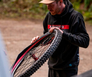 carnivalbikes-tannus-armour-distribuidor-chile-protector-de-llanta-tubeless-llantazo-mtb-enduro-downhill-29er-xc-como-instalar