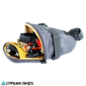 Bolso EVOC Tubo de Asiento Tour Carbon gris M abierto mostrando capacidad – Chile.