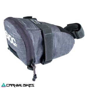 Bolso EVOC Tubo de Asiento Tour Carbon gris M vista frontal en Chile
