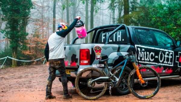 carnivalbikes-chile-Kit-balde-de-limpieza-y-mantencion-Muc-Off-envio-a-todo-el-pais-venta-tienda-mantencion-lavado-dirt-bucket