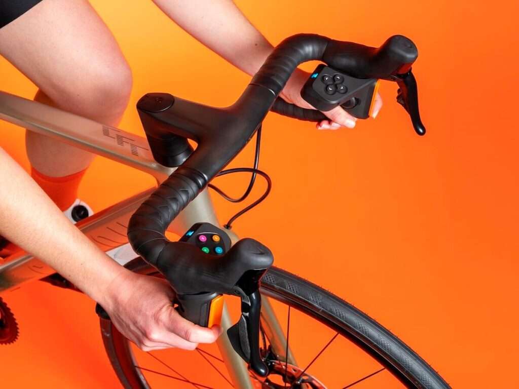 carnivalbikes-chile-Convierte-tu-Rodillo-y-bicicleta-en-una-verdadera-videoconsola-con-los-controles-ZWIFT-PLAY-indoor-training