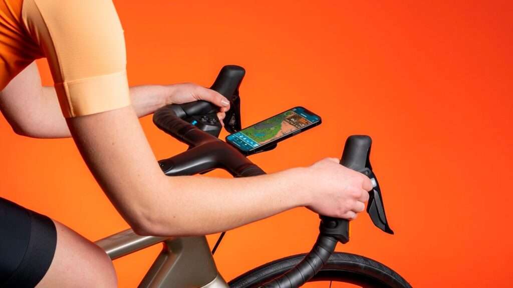 carnivalbikes-chile-Convierte-tu-Rodillo-y-bicicleta-en-una-verdadera-videoconsola-con-los-controles-ZWIFT-PLAY-indoor-training