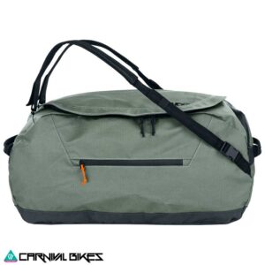 Vista lateral del bolso Evoc Duffle 60L Dark Olive/Black mostrando su perfil compacto y resistente