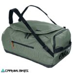 Vista frontal del bolso Evoc Duffle 60L en color oliva oscuro y negro
