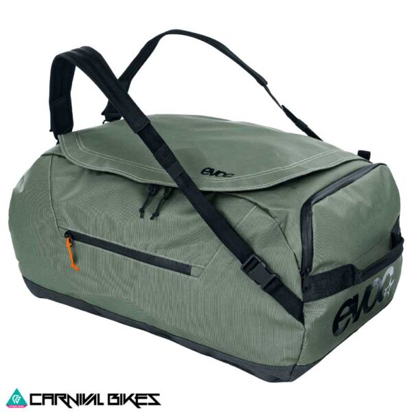 Vista frontal del bolso Evoc Duffle 60L en color oliva oscuro y negro