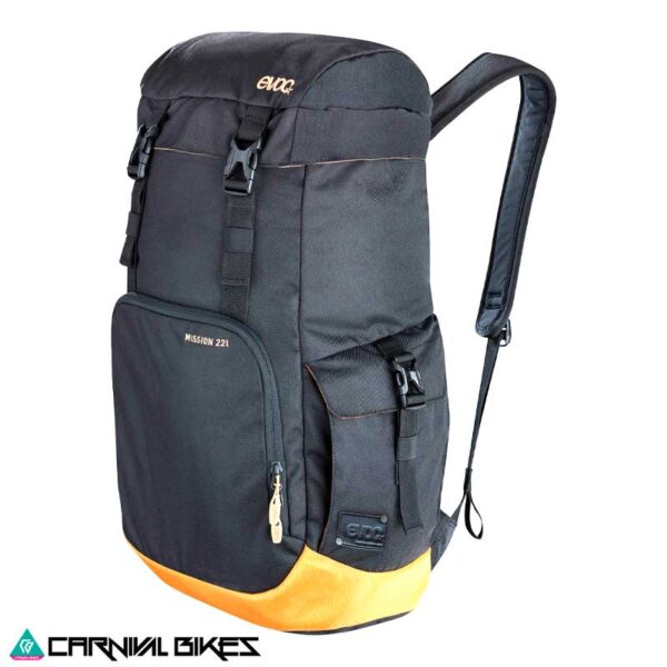 Vista lateral de la mochila EVOC Mission 22L negra mostrando su perfil delgado