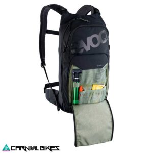 Vista interior de la mochila EVOC Stage 6L abierta mostrando compartimentos.