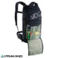 Vista interior de la mochila EVOC Stage 6L abierta mostrando compartimentos.