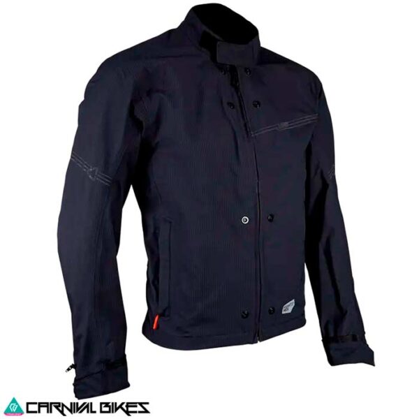 Vista trasera de la chaqueta Leatt Adventure MultiTour en negro. Espalda reforzada y paneles de ventilación estratégicos.