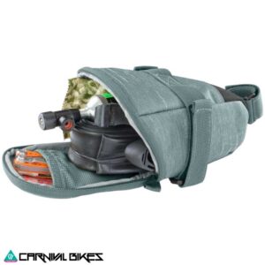 Bolso Evoc asiento Tour gris abierto mostrando interior