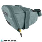Vista lateral bolso Evoc inferior asiento gris acero