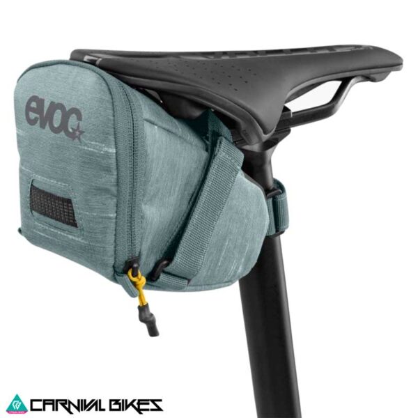 Bolso Evoc asiento Tour gris montado en sillín de bicicleta