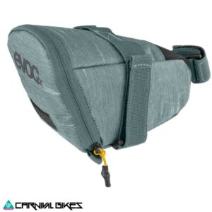 Vista lateral bolso Evoc inferior asiento gris acero