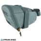 Vista lateral bolso Evoc inferior asiento gris acero