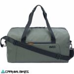 Vista lateral del bolso Evoc Weekender 40L en color oliva oscuro y negro.