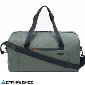 Vista lateral del bolso Evoc Weekender 40L en color oliva oscuro y negro.