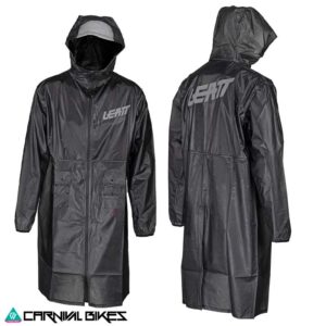 Vista trasera de la chaqueta Leatt MudCoat V24 para lluvia. Diseño ergonómico con ventilación posterior y cobertura extendida