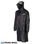 Vista frontal de la chaqueta impermeable Leatt MudCoat V24 para lluvia. Protección ligera y respirable para ciclistas y motociclistas