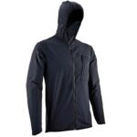 Vista frontal de la chaqueta Leatt MTB Trail 1 V23 en color negro. Diseño ligero y aerodinámico para mountain bike