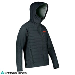 Vista frontal de la chaqueta Leatt MTB Trail 3.0 V22 en color negro. Cortaviento impermeable con capucha, ideal para rutas exigentes