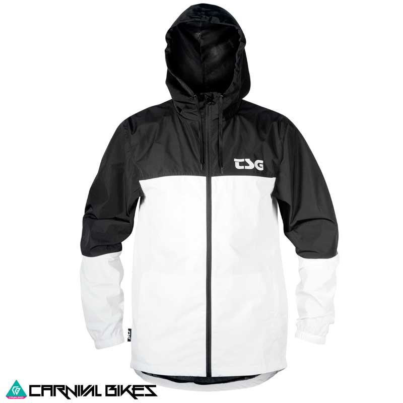 Vista frontal chaqueta TSG cortaviento blanca y negra