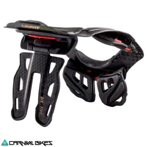 Vista trasera del protector cervical Leatt Moto 6.5. Sistema de ajuste trasero y ventilación incorporada para máxima comodidad