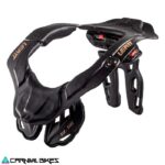 Vista frontal del protector cervical Leatt Moto 6.5 en color negro. Protección premium para cuello en motocross y enduro