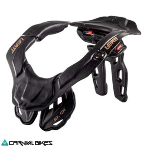 Vista frontal del protector cervical Leatt Moto 6.5 en color negro. Protección premium para cuello en motocross y enduro