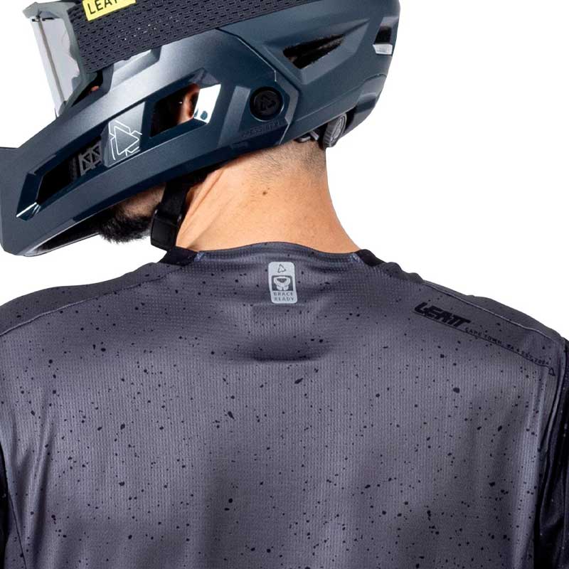 Jersey Leatt MTB Enduro 3.0 Grafito – Con Rider desde Atrás