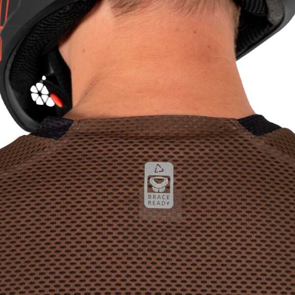 Jersey Leatt Gravity 4.0 crema en uso vista trasera