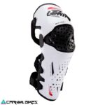 Vista frontal de las rodilleras Leatt Moto Dual Axis Pro en color blanco. Protección articulada para motocross y enduro