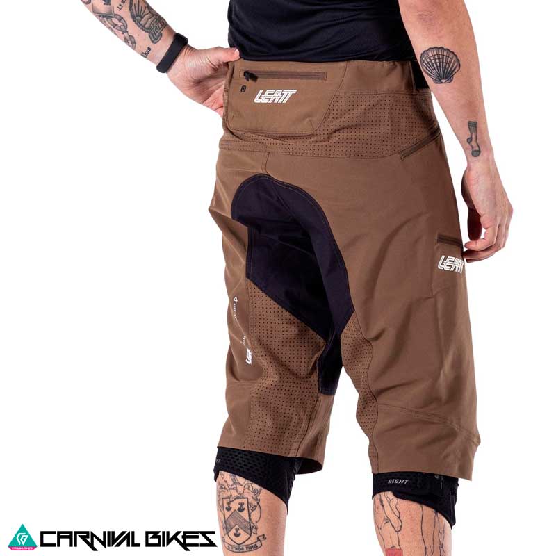 Short Leatt MTB Enduro 3.0 Loam – Con Rider desde Atrás