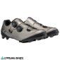 Vista frontal diagonal del par de zapatillas Shimano XC702 Silver