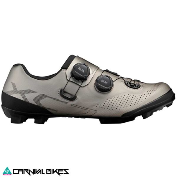 Vista lateral zapatilla Shimano XC702 color plateado