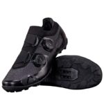 Vista frontal de las zapatillas Leatt MTB PRO 8 Race V25 en color negro. Estilo agresivo, ajuste firme y ventilación frontal para ciclistas exigentes.