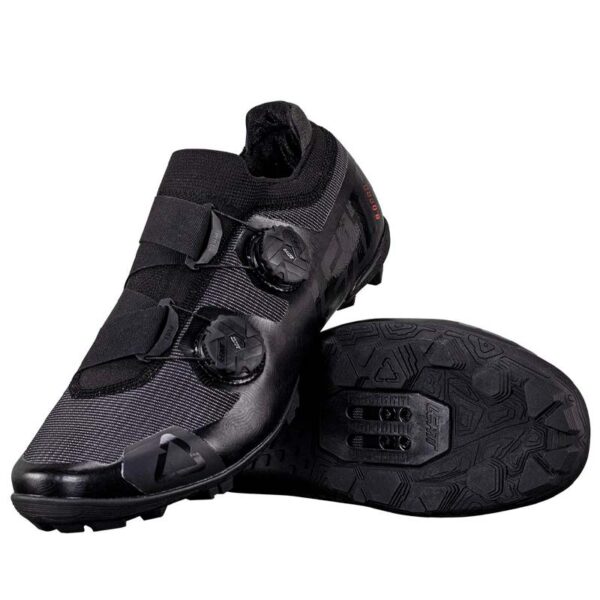 Vista frontal de las zapatillas Leatt MTB PRO 8 Race V25 en color negro. Estilo agresivo, ajuste firme y ventilación frontal para ciclistas exigentes.