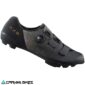 Zapatilla Shimano SH-RX801 negra para gravel, vista lateral que muestra diseño aerodinámico y materiales técnicos