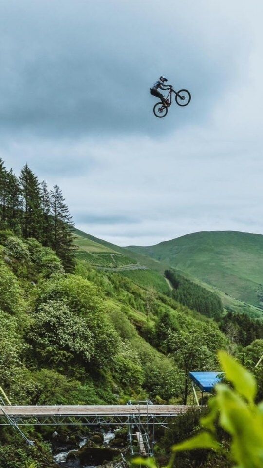 No creemos que este POV le haga justicia al tremendo salto que había en el Redbull Hardline y que acá vemos a Bernard Kerr tirándolo como un juego de